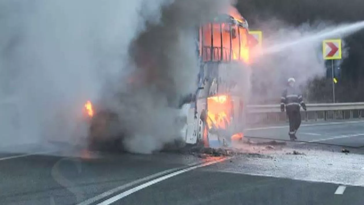 UPDATE// Incendiul a fost stins, însă vehiculul s-a făcut scrum. Autocar cu 46 de pasageri, în flăcări pe DN1, în apropiere de Azuga. Trafic blocat pe ambele sensuri (VIDEO)