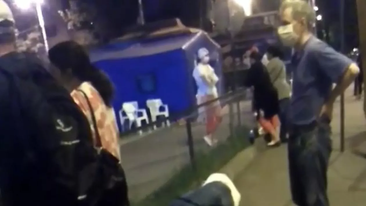 Imagini scandaloase cu un bărbat care zace pe trotuar în apropiere de Spitalul Floreasca. Medicii spun că a refuzat ajutorul (VIDEO)