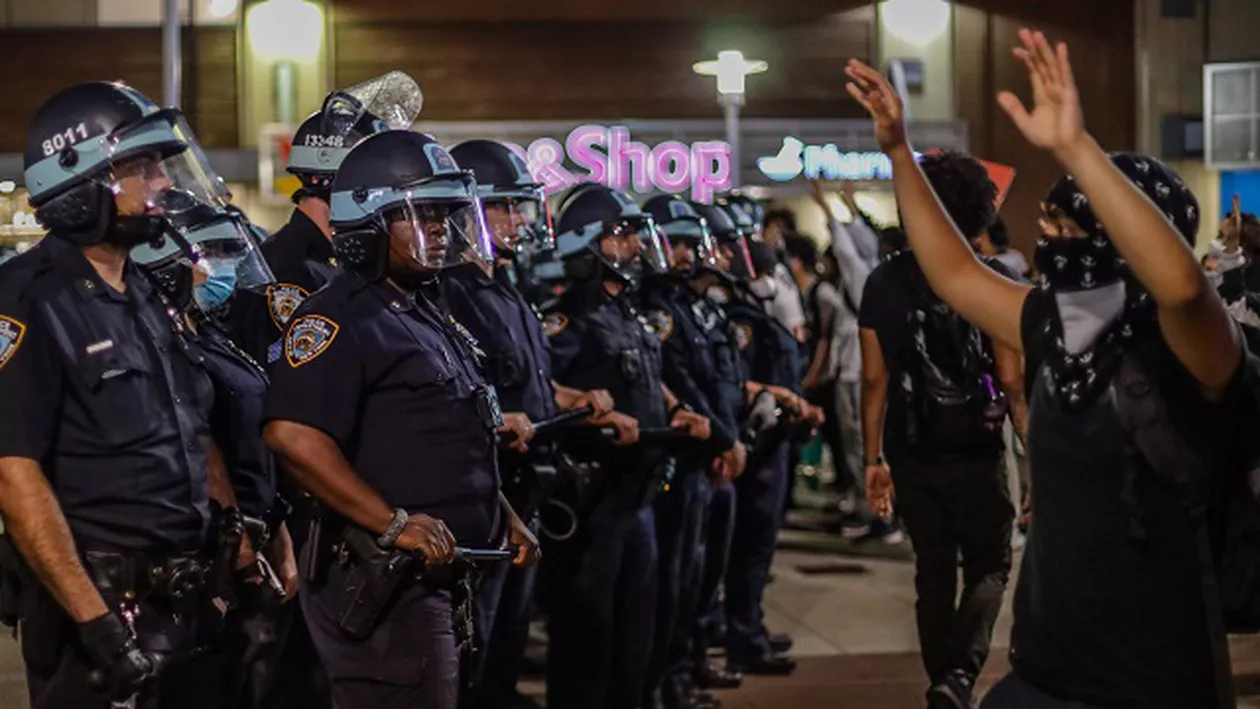 Fostul polițist Derek Chauvin vine luni în fața instanței de judecată. El e acuzat că l-a omorât pe George Floyd