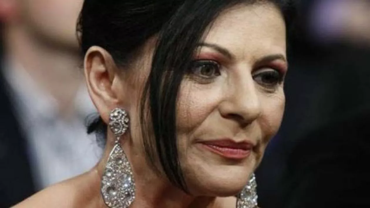 Noi dezvăluiri despre Elena Cârstea. Solista o duce greu în SUA