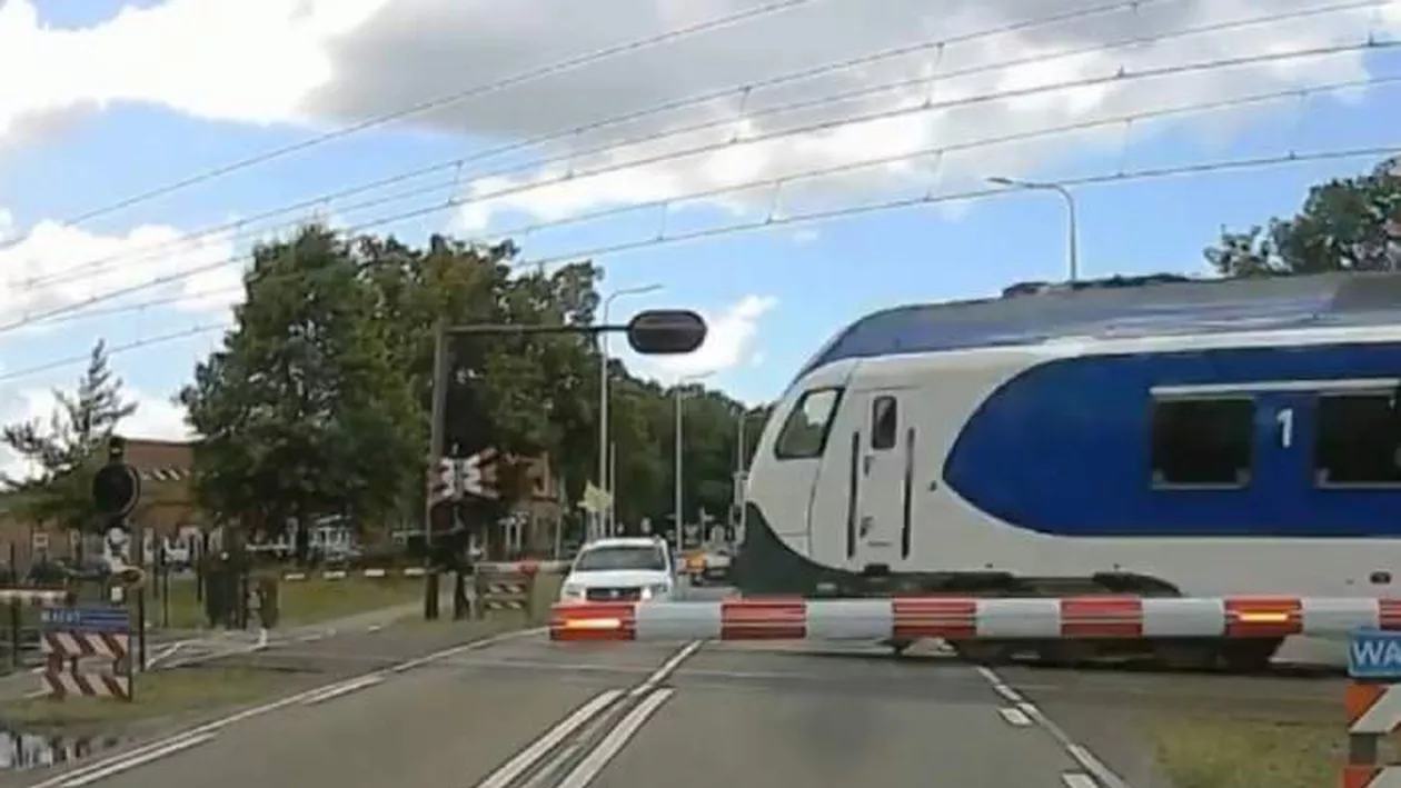 Român, lovit de tren în Olanda. Bărbatul a fugit de la locul accidentului cu mașina grav avariată (VIDEO)