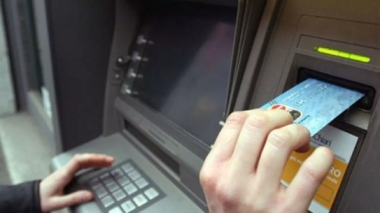 A găsit un card într-un bancomat din Râmnicu Sărat şi a început să cumpere cu el. A regretat amarnic, după câteva ore
