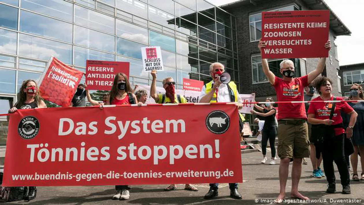Proteste la abatorul din Germania, unde aproape 1000 de români s-au infectat cu coronavirus. „Opriţi exploatarea oamenilor şi animalelor!”