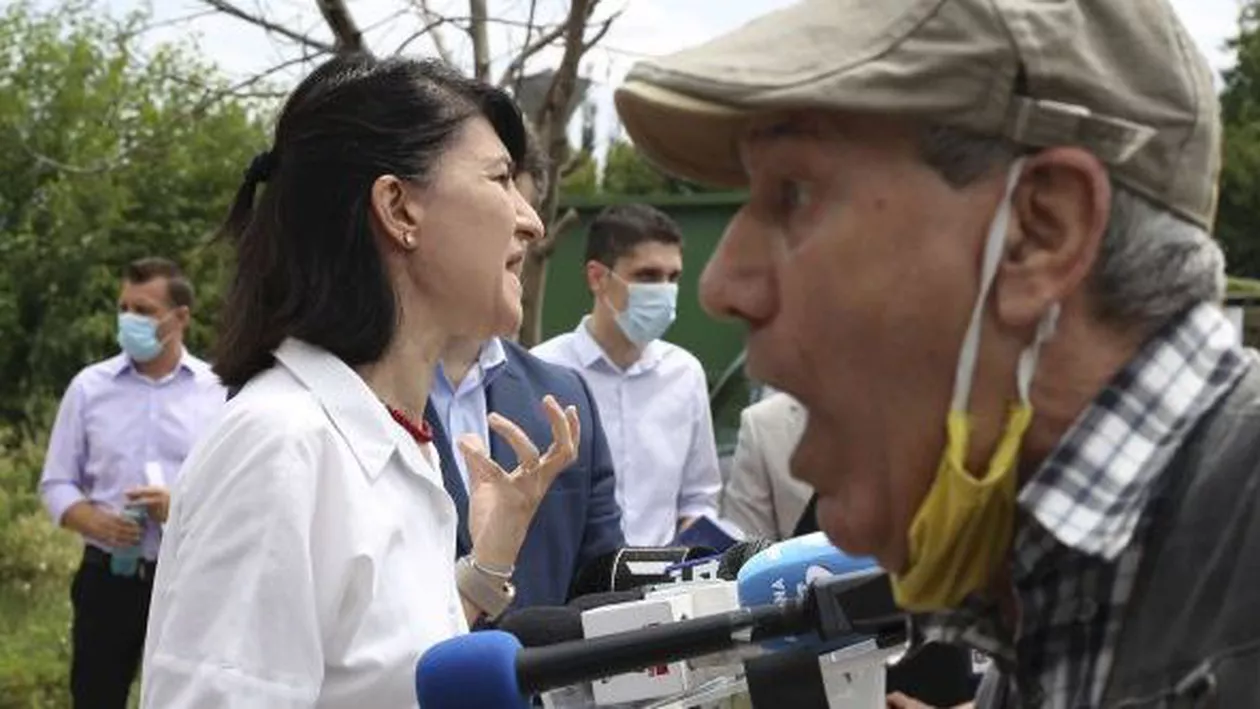Conferință a Violetei Alexandru, întreruptă de un pensionar recalcitrant: „Mărește-mi pensia! Eu te omor cu mâna mea!”. Reacția ministrului Muncii (VIDEO, FOTO)