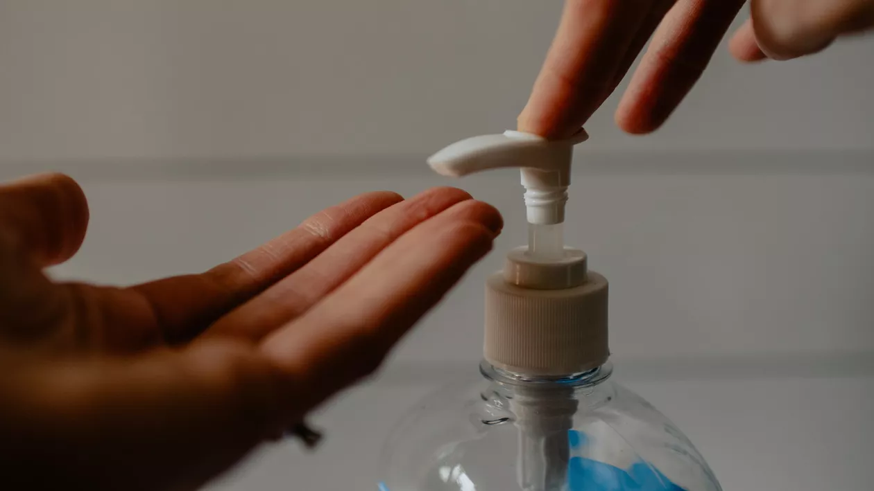 De ce nu trebuie să depozitezi dezinfectantul de mâini în mașină, pe timpul verii
