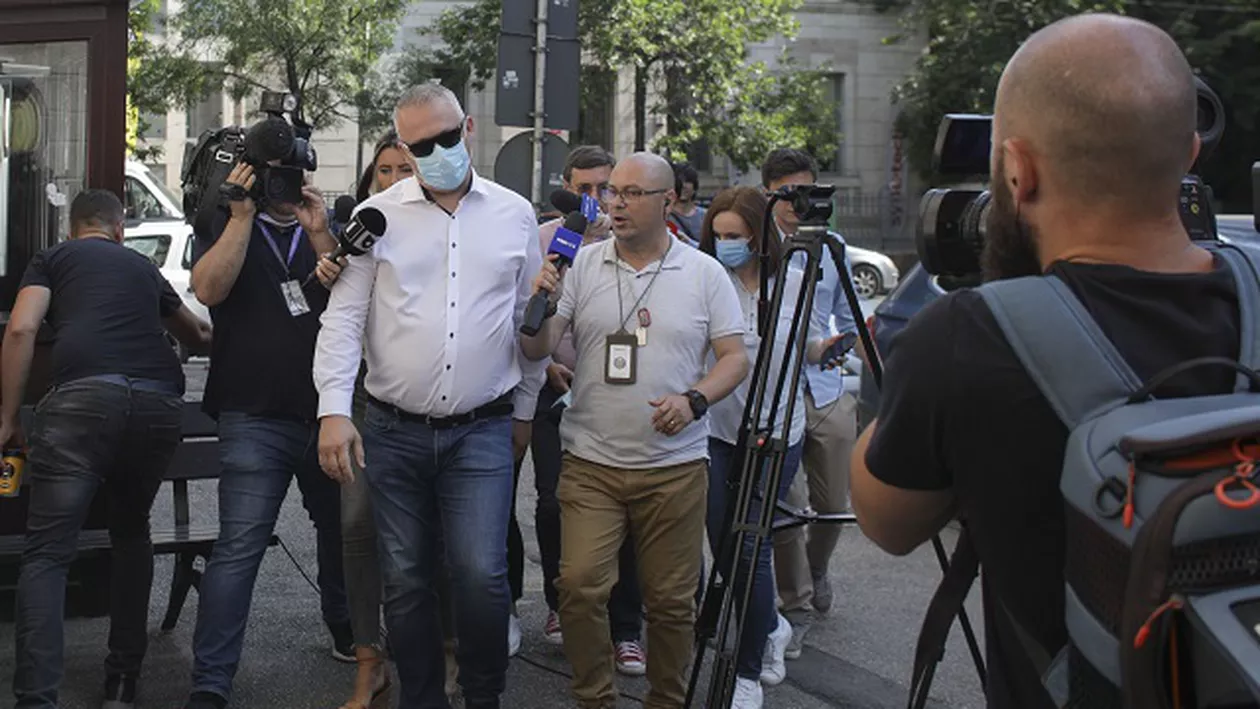UPDATE // Adrian Ionel a ieșit din sediul DNA, în huiduielile protestatarilor prezenți. Directorul suspendat al Unifarm e cercetat pentru fapte de corupție