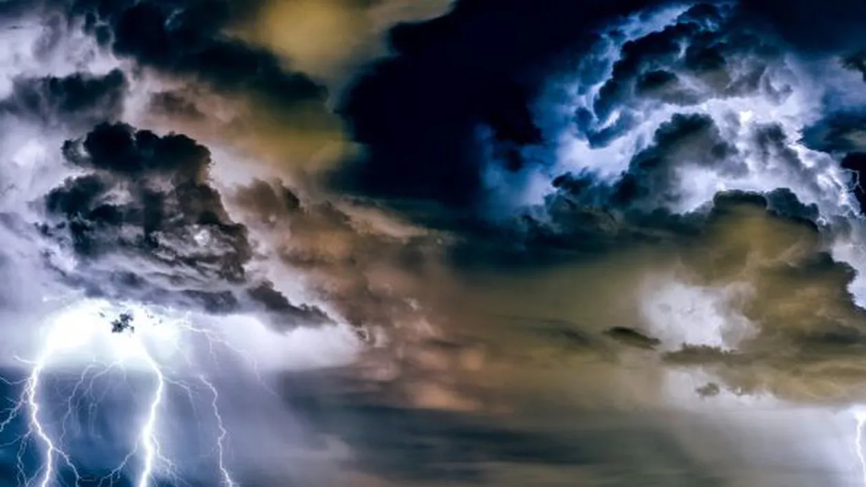 Avertizare meteo nowcasting: România, sub cod galben de vijelii și cod portocaliu de vreme instabilă. Cele mai afectate regiuni ale țării (FOTO)