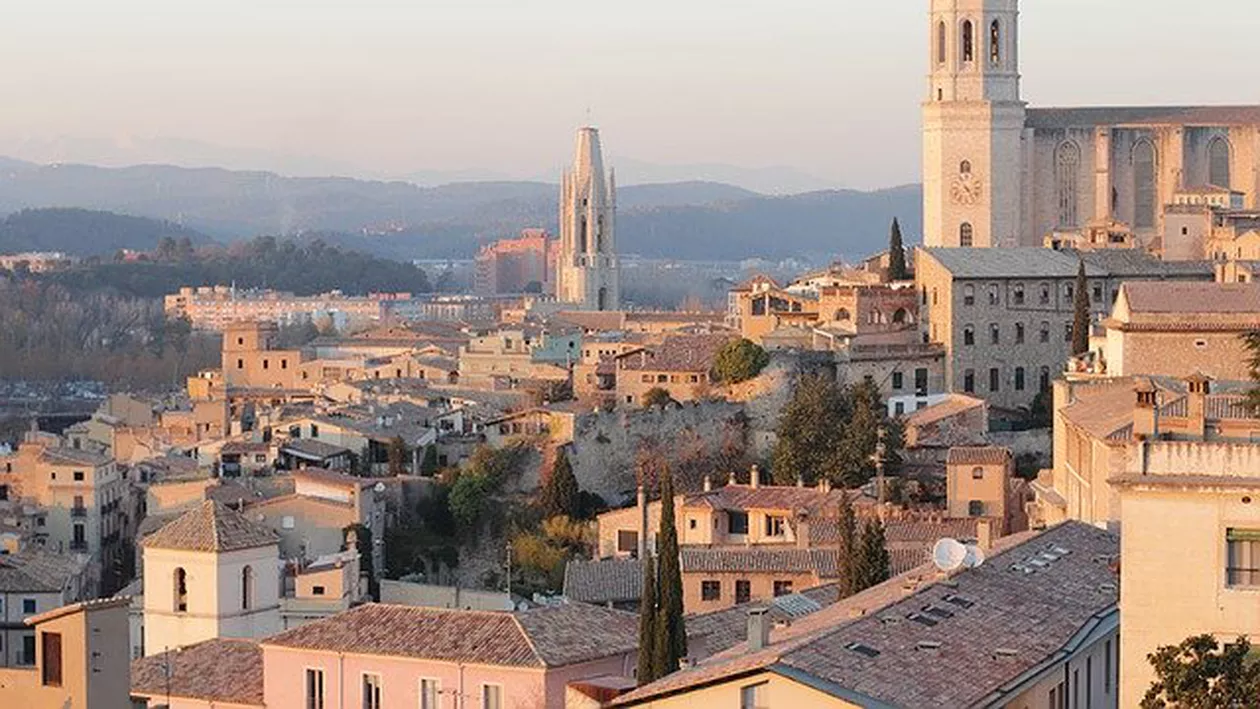 Catalonia va face portul măștii obligatoriu în toate spațiile publice, fie ele deschise sau închise. Probleme în Spania, după apariția unor noi focare de COVID-19