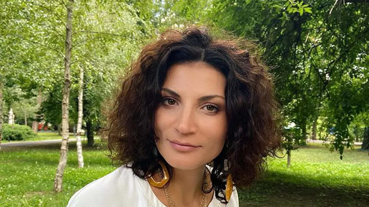 Ioana Ginghină s-a mutat cu noul iubit, Cristi Pitulice. Cei doi îndrăgostiți și fiica actriței au petrecut și-au petrecut vacanța împreună (GALERIE FOTO-VIDEO))