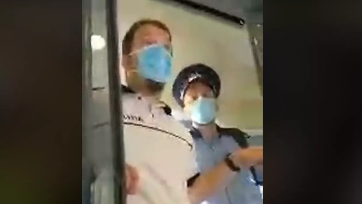 Incident într-un tren Interregio Brașov-București. O femeie s-a certat cu polițiștii pentru că nu voia să poarte mască „Niște reguli de botniță!” (VIDEO)