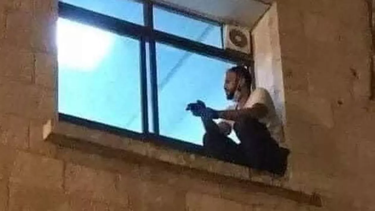 Un bărbat s-a cățărat la geamul mamei sale, bolnavă de COVID-19 și internată la ATI. Tânărul nu a vrut să o lase să moară singură (FOTO)