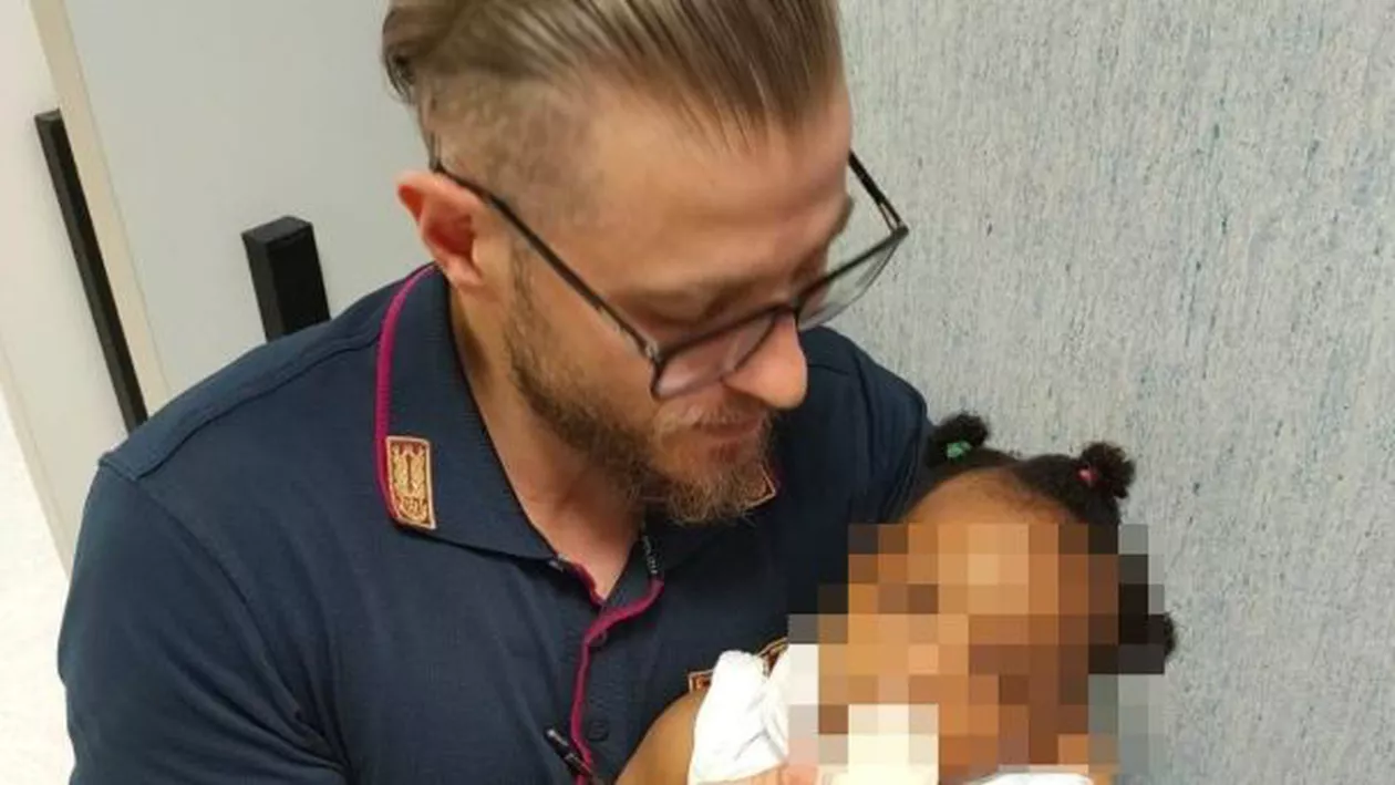 Gestul impresionant al unui polițist din Napoli. Bărbatul a avut grijă de un bebeluș, cât mama lui a fost în spital