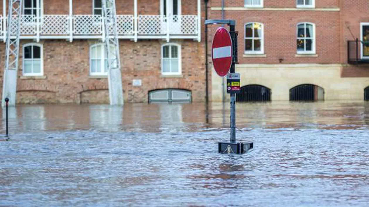 Cod galben şi Cod portocaliu de inundaţii în 8 bazine hidrografice, până duminică. Vezi harta zonelor vizate