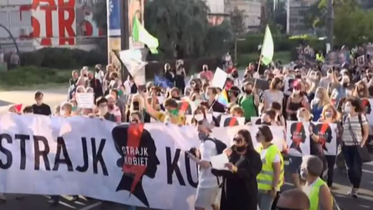 Polonia se retrage din Convenția de la Istanbul privind combaterea violenţei împotriva femeilor. Decizia a declanșat un val de proteste (VIDEO)