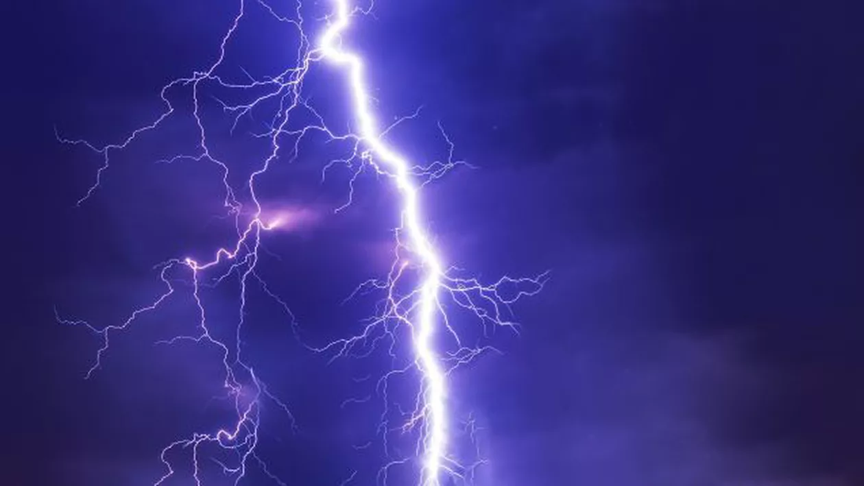 ANM: Atenționare nowcasting de furtună în patru județe. Meteorologii au emis atenționări de cod galben și portocaliu