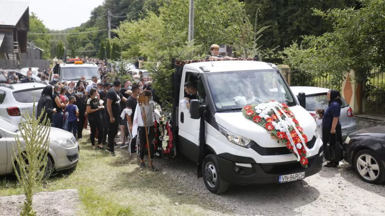 Primar mort în accident de mașină, condus pe ultimul drum de sute de oameni. Polițiștii au închis ochii (VIDEO)