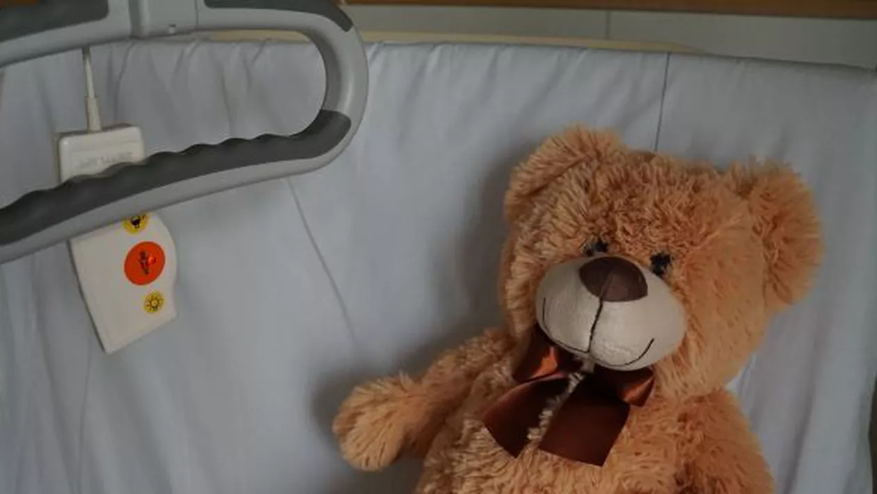Dragostea nemărginită a unei fetițe de 12 ani, bolnavă de COVID-19. Micuța din Oradea s-a internat în spital pentru a-și proteja mama operată de cancer