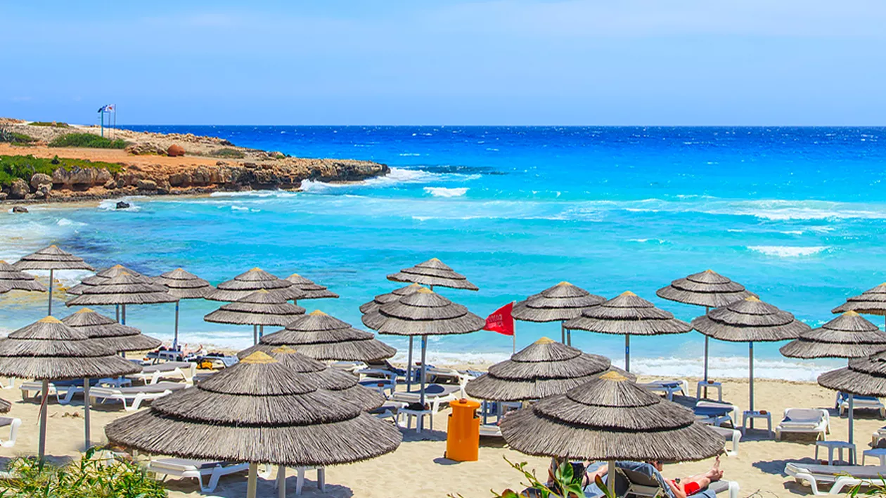 CORONAVIRUS | Grecia impune obligativitatea purtării măştii în aproape toate spaţiile închise