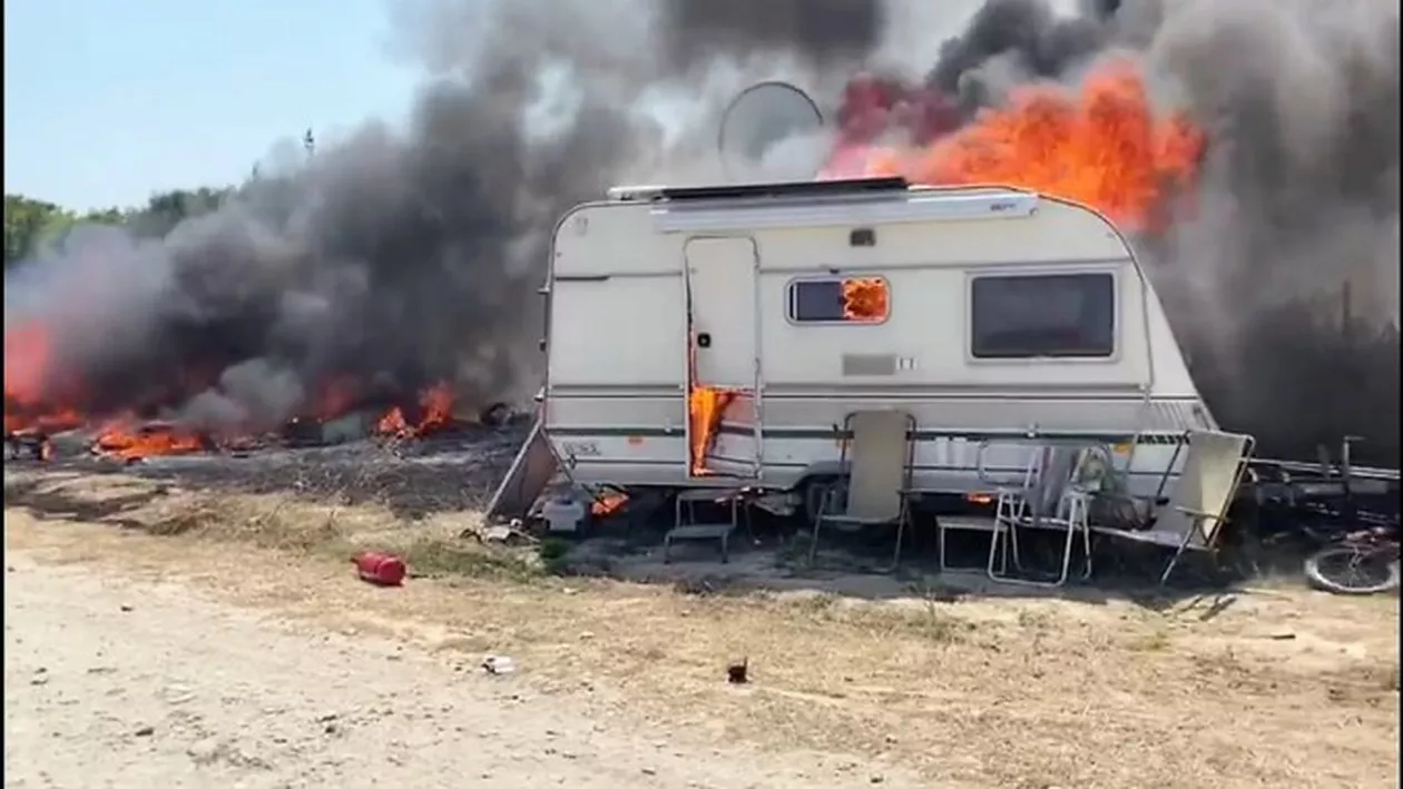 Mai multe rulote au luat foc în stațiunea 2 Mai, din Constanța (VIDEO)