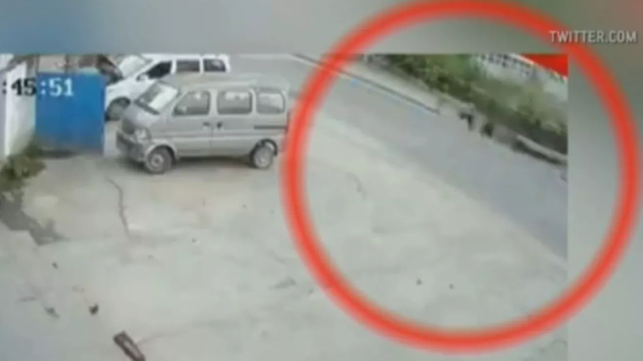 Trotuar surpat cu tot cu trecători. Imagini cu impact emoțional (VIDEO)