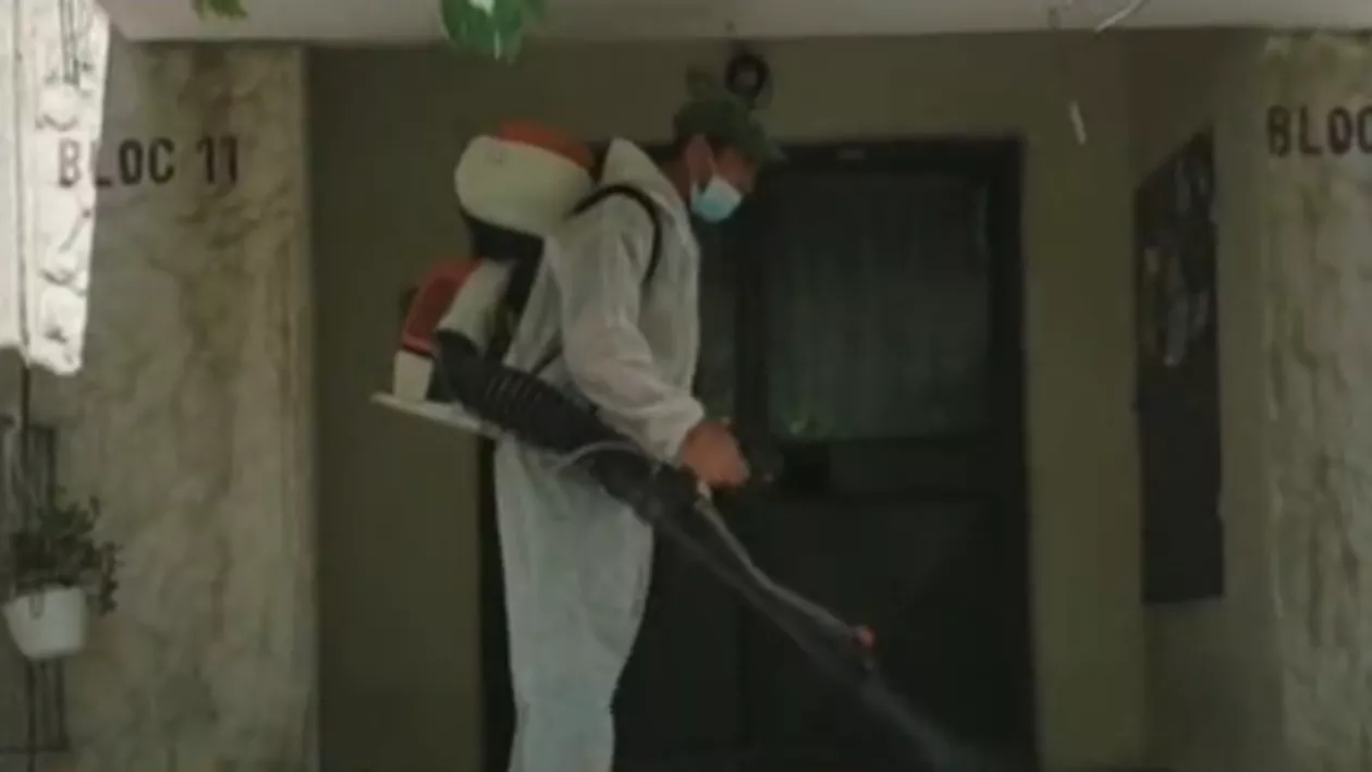 Măsuri speciale în pandemie. Scările de bloc din Sectorul 4, dezinfectate (VIDEO)