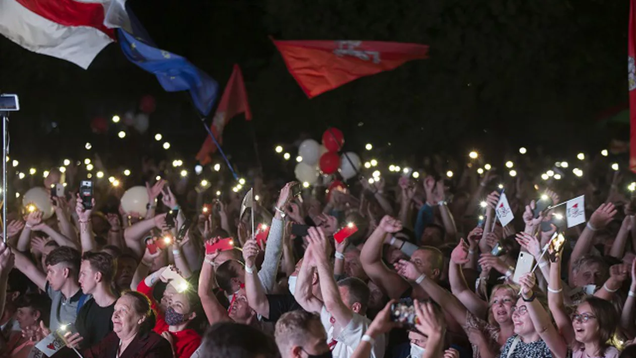 Campanie electorală tot mai incandescentă în Belarus. Opoziția a organizat un miting de amploare la Minsk, la care au luat parte zeci de mii de oameni (VIDEO)