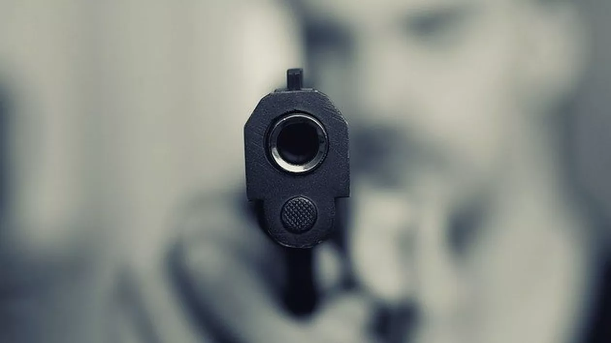 Scene șocante în Capitală: Deranjat de zgomotul făcut de un grup de copii, un bărbat ar fi tras cu pistolul spre ei. Suspectul a fost reținut (VIDEO)