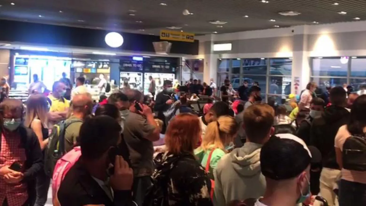 Haos pe aeroportul din Iași! Zeci de pasageri s-au înghesuit fără nicio măsură de precauție