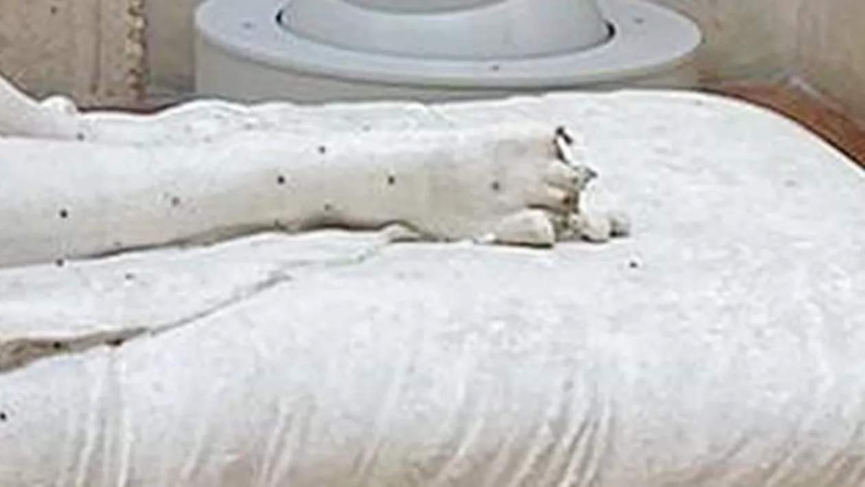 Un austriac a lăsat-o pe sora lui Napoleon fără trei degete de la picioare. Cum a deteriorat un turist o statuie extrem de valoroasă, veche de 200 de ani (VIDEO)