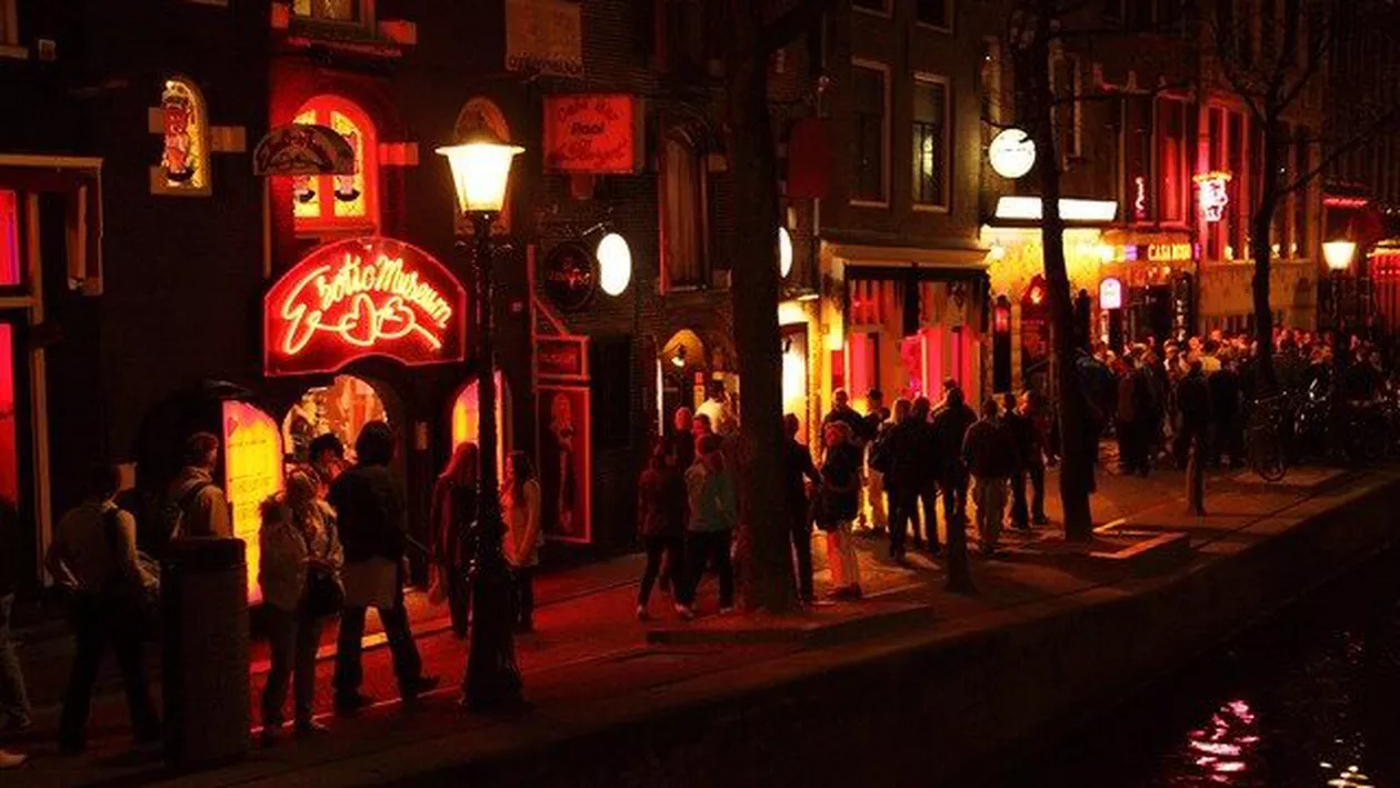CORONAVIRUS | Focar de infecție la un popular club de striptease din Amsterdam. GGD: Probabil mai mulți clienți au fost infectați