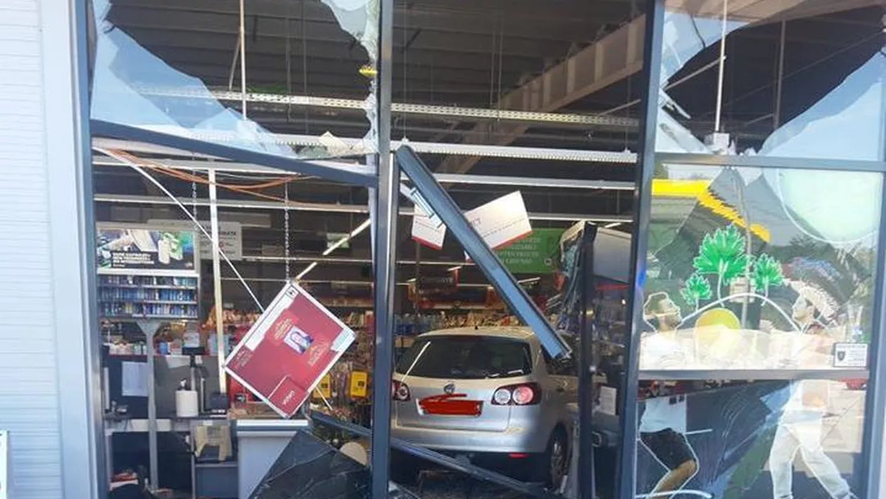 Accident neobișnuit în Ilfov: O șoferită de 77 de ani a parcat mașina... în supermarket (FOTO+VIDEO)