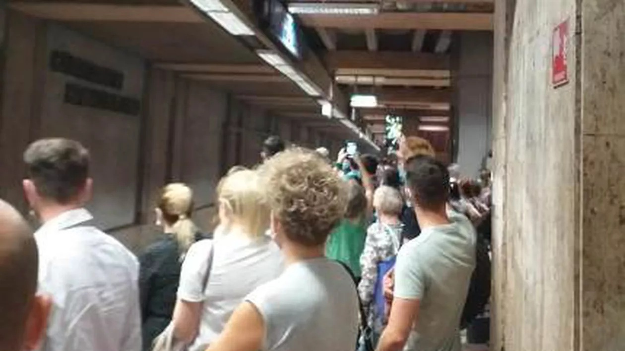 Haos la metrou. Sute de călători, blocați pe peroane din cauza unei defecțiuni (FOTO)