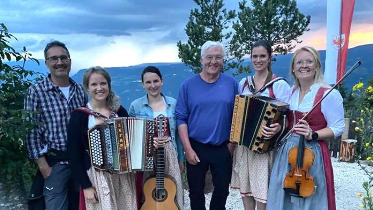 Președintele Germaniei, Frank-Walter Steinmeier, în centrul unui scandal după ce a fost fotografiat fără mască și fără să respecte distanțarea