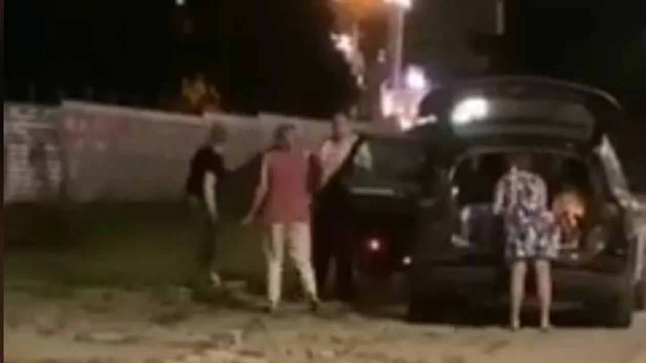 Patru femei, surprinse în timp ce furau pavajul de pe o stradă din Chișinău (VIDEO)