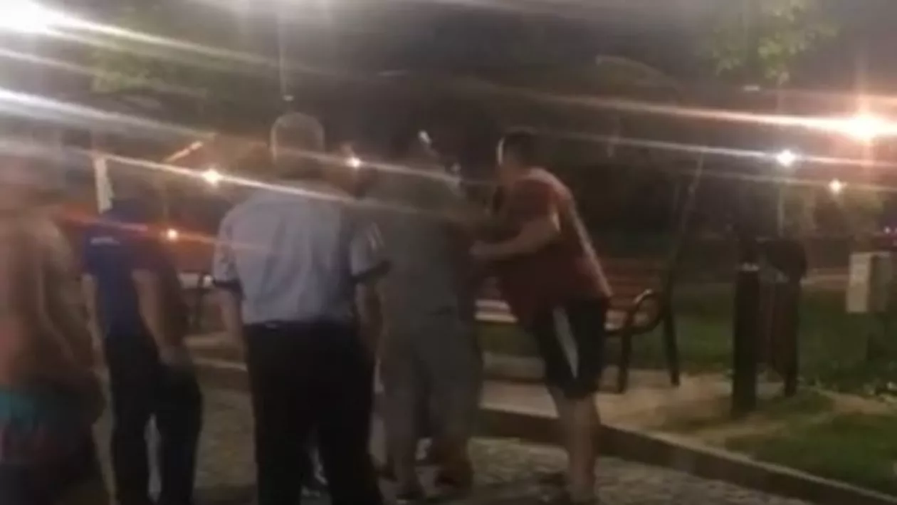 Scandal monstru într-o comună din Prahova. Viceprimarul, filmat în timp ce sare să bată un cetățean, cu poliția de față (VIDEO)