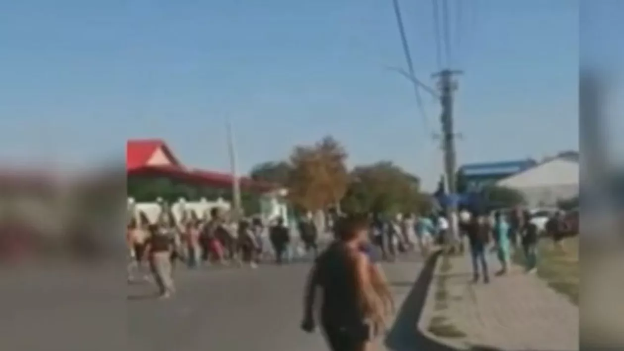 Clanurile interlope din Murgeni, bătaie în plină stradă sub ochii polițiștilor (VIDEO)
