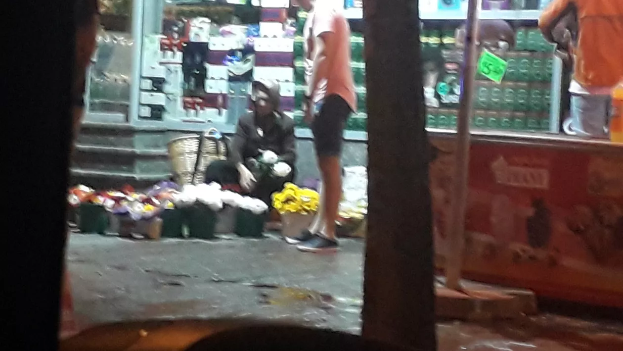 Puțin după ora 22, bătrâna stătea în fața magazinului să vândă flori. „Gălețile îi erau pline, semn că nu a fost o zi norocoasă!”. Avea însă să ofere celor prezenți adevărată lecție de viață