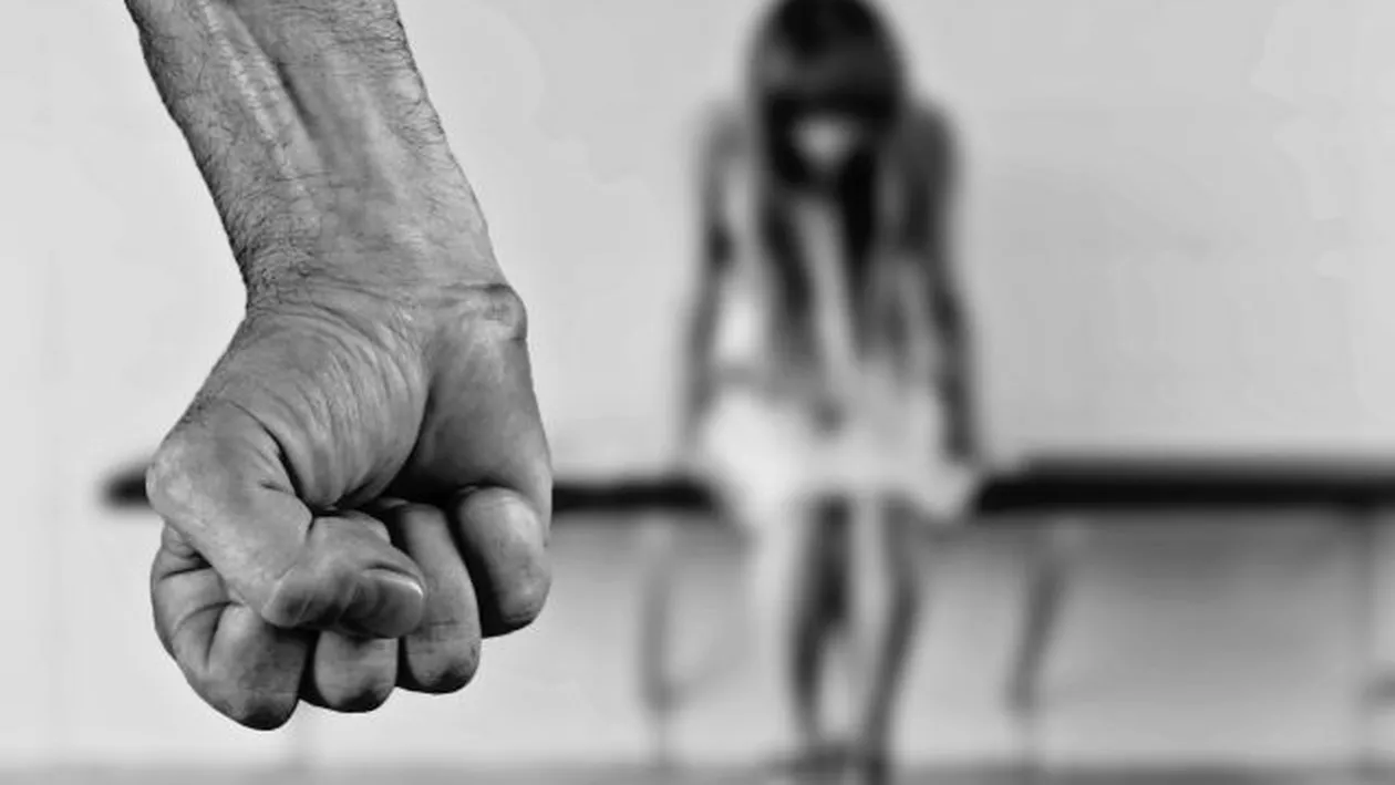 Momente tragice pentru o femeie din România. Soțul ei a lovit-o brutal, chiar dacă avea ordin de restricție (VIDEO)