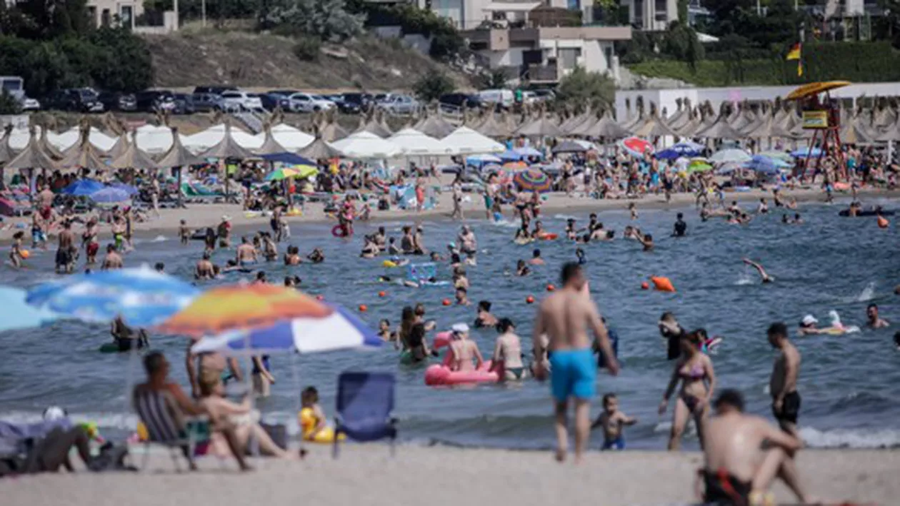 EXCLUSIV // Cum se realizează accesul pe plajă în plină pandemie de COVID-19. Ce se întâmplă dacă mergi la mare cu persoane din afara familiei