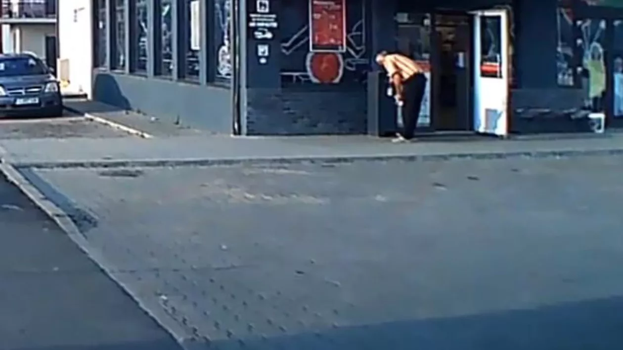 Paznicul unui supermarket, filmat în timp ce aduna măști din gunoi: „Le spăl, nu are nimic”