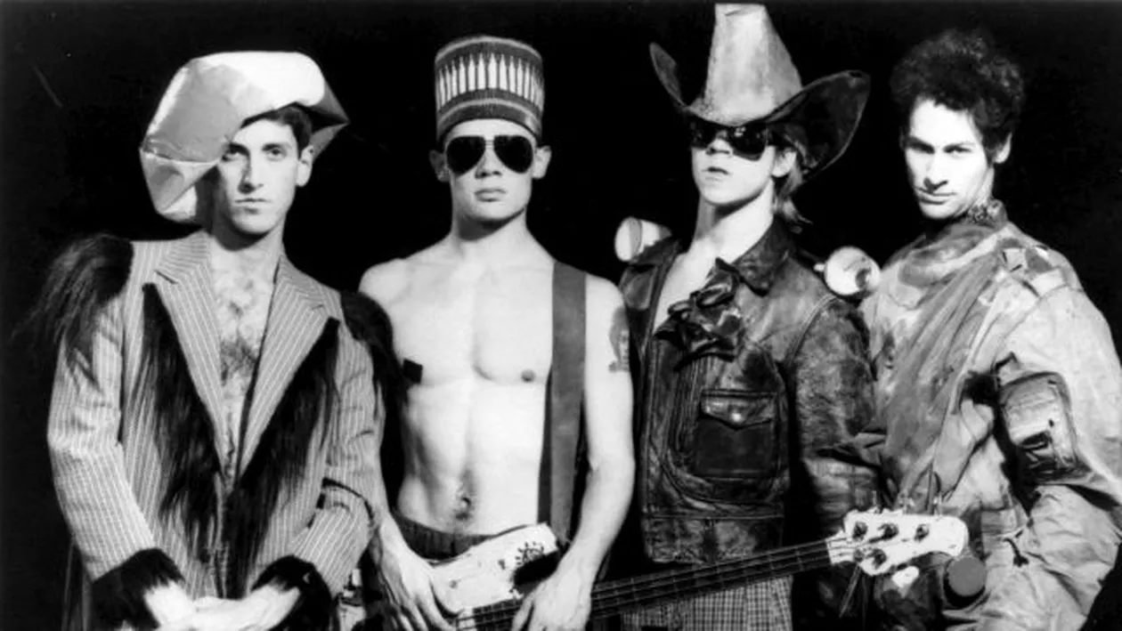 Doliu în lumea muzicii. Chitaristul trupei Red Hot Chilli Peppers a încetat din viață. Cauzele decesului nu sunt cunoscute