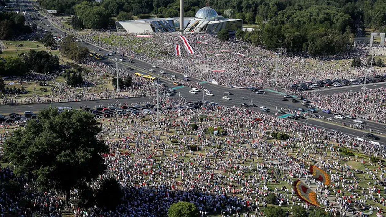 Protestatarii au mers la reședința prezidențială din Minsk. Lukașenko ar fi fugit cu elicopterul / La sosire, liderul autoritar al Belarusului era înarmat (VIDEO)