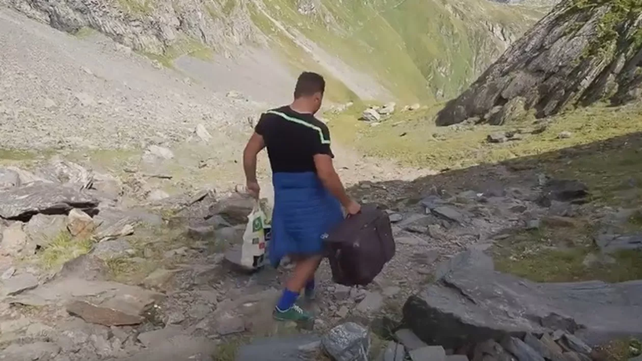 Drumeții cu trolerul și cu manelele la maximum, pe munte. Salvamontiștii i-au postat pe Facebook (VIDEO)