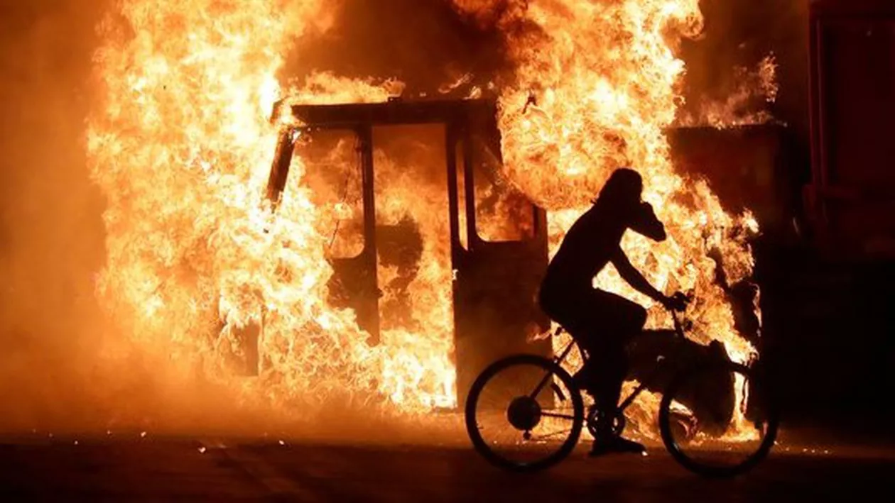 Protestele violente au reizbucnit în SUA, după uciderea altui bărbat de culoare de către polițiști. A fost decretată stare de alertă, iar Garda Națională a fost scoasă pe străzi (VIDEO)