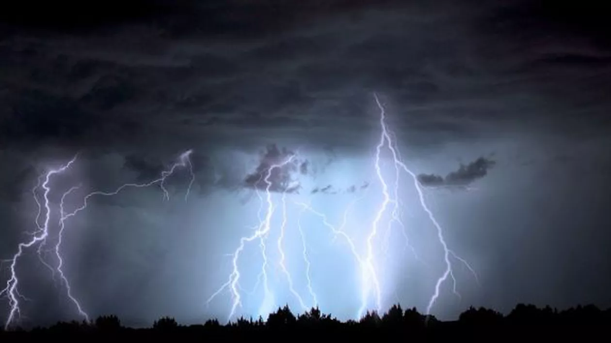 Fenomene extreme în România: Caniculă și furtuni în mai multe zone ale țării. Meteorologii au emis atenționări cod galben (FOTO)