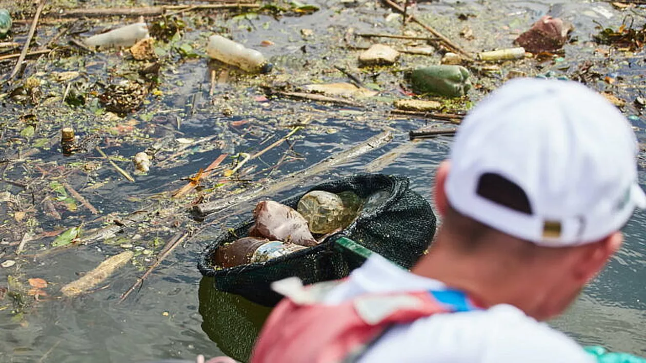 Ape sufocate de gunoaie. Ecologiștii au colectat 1,5 tone de deșeuri numai de pe malurile râului Olt și din apă