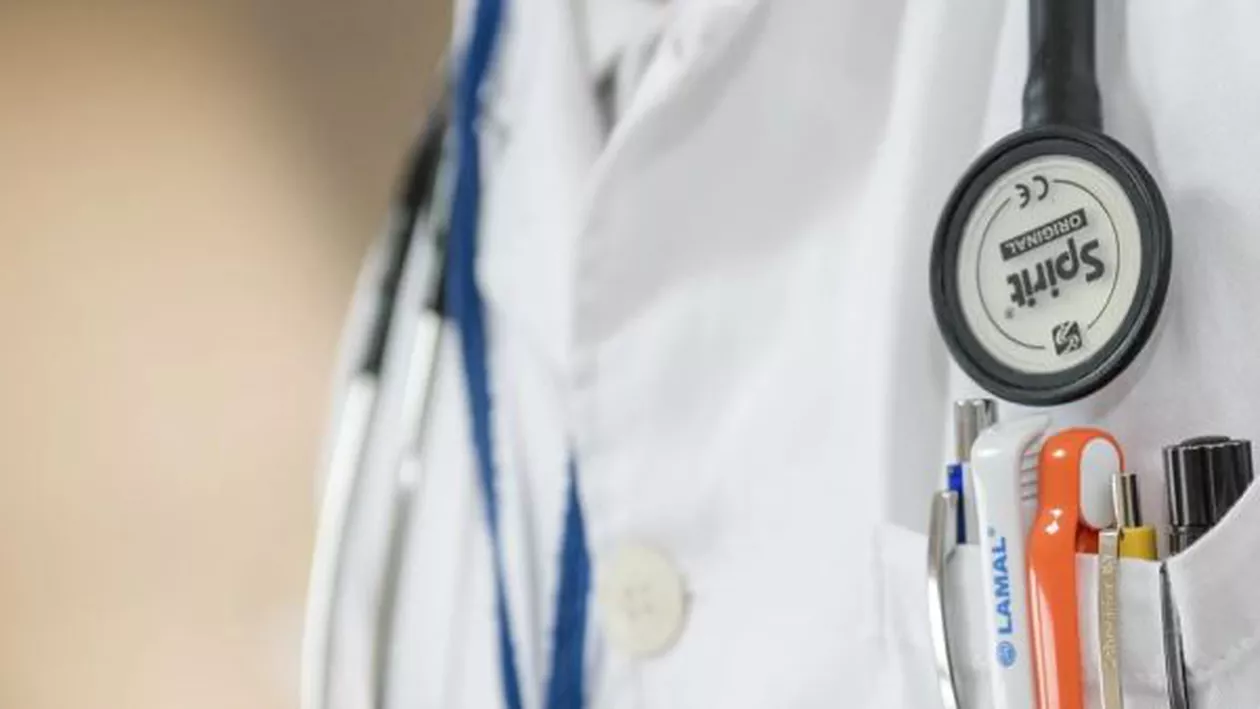 Studiu: Cel puţin 7.000 de cadre medicale au murit din cauza COVID-19 la nivel mondial
