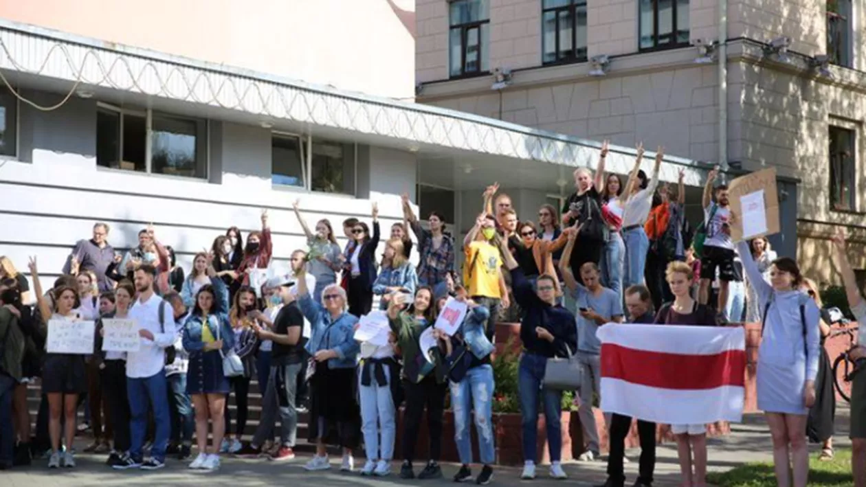Studenții din Belarus, arestați abuziv în universități, de către agenți sub acoperire. Protestele care macină țara continuă (VIDEO)