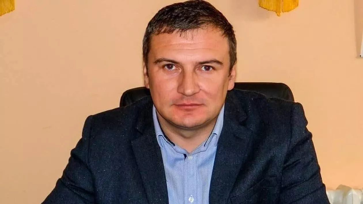 Viceprimarul Leonardo Cristea din Adjud, filmat când se săruta pe gură cu un interlop la o petrecere. El s-a pupat cu un membru al găștii „Spaima Adjudului” (VIDEO)
