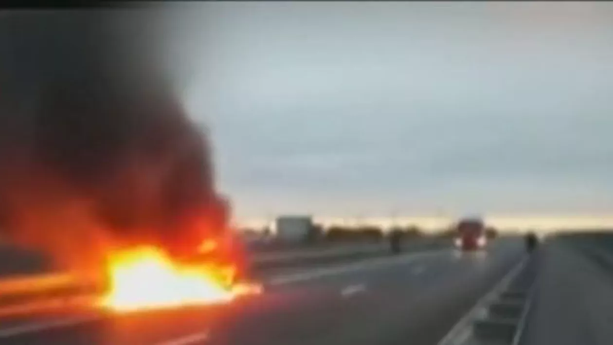 Momente cumplite la întoarcerea de la mare. O mașină a ars pe Autostrada Soarelui (VIDEO)